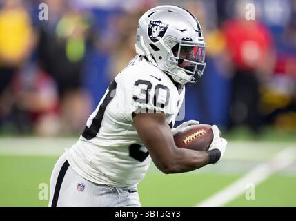 29 settembre 2019: Il running back degli Oakland Raiders Jalen Richard (30) corre con la palla durante la partita di football tra gli Oakland Raiders e gli Indianapolis Colts al Lucas Oil Stadium di Indianapolis, Indiana. John Mersits/CSM.(immagine di credito: &Copy; John Mersits/CSM tramite cavo ZUMA) Foto Stock