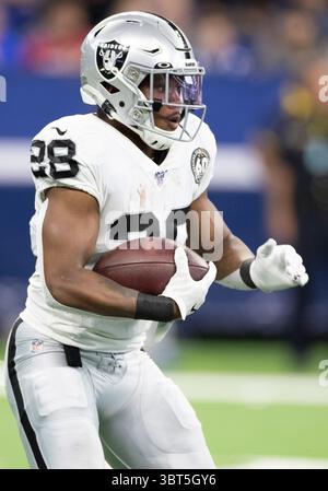 29 settembre 2019: Il running back degli Oakland Raiders Josh Jacobs (28) corre con la palla durante la partita di football tra gli Oakland Raiders e gli Indianapolis Colts al Lucas Oil Stadium di Indianapolis, Indiana. John Mersits/CSM.(immagine di credito: &Copy; John Mersits/CSM tramite cavo ZUMA) Foto Stock