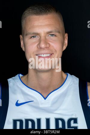 30 settembre 2019: L'attaccante dei Dallas Mavericks Kristaps Porzingis #6 pose durante il Dallas Mavericks Media Day tenutosi presso l'American Airlines Center di Dallas, Texas (Credit Image: &Copy; Albert pena/CSM via ZUMA Wire) Foto Stock