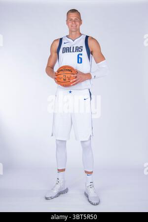 30 settembre 2019: L'attaccante dei Dallas Mavericks Kristaps Porzingis #6 pose durante il Dallas Mavericks Media Day tenutosi presso l'American Airlines Center di Dallas, Texas (Credit Image: &Copy; Albert pena/CSM via ZUMA Wire) Foto Stock
