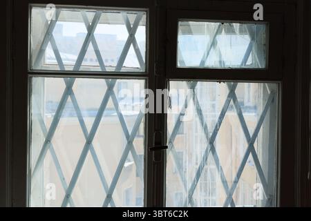 Esplorazione del design geometrico della finestra con un complesso motivo a croce per un aspetto estetico Foto Stock