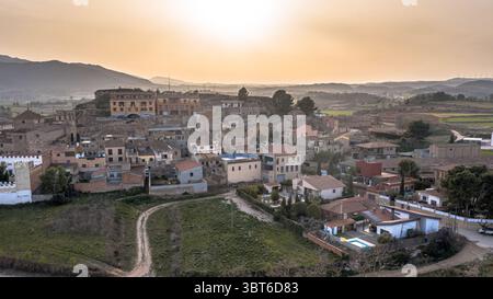 Vista aerea del villaggio tradizionale la Guardia dels Prat in Catalogna al tramonto. Foto Stock