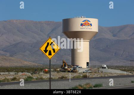 US 93, Nevada, Stati Uniti. 26 giugno 2025. La U.S. Route 93 in Nevada è nota come Great Basin Highway La Route 93 (US 93) è una delle principali autostrade numerate degli Stati Uniti che attraversano il confine orientale dello stato. Nella foto: Torre dell'acqua di North Las Vegas sulla US 93.paesaggio arido, remoto, lontano, asfalto, asfalto, asfalto, strada, calore, credito: nidpor/Alamy Live News Foto Stock