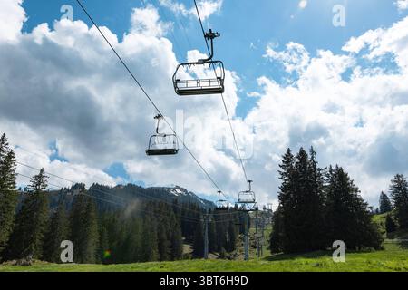 Due impianti di risalita vuoti e non occupati durante l'estate, Chatzenberg, Alpi svizzere. Impianti di risalita vuoti e non occupati durante l'estate, Chatzenberg, Alpi svizzere. Svizzera, Cantone San Gallo. Cielo con nuvole. Escursioni, viaggi, turismo, destinazione, ricreazione, attività ricreative. svizzera B97A8414 Foto Stock