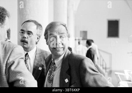 Conferenza stampa Campionato europeo di baseball, Whizgle News, Dutch Desk, Paesi Bassi, 1950 - 2000 il 02-07-1995. Questi argomenti sono mostrati nell'immagine. La scena cattura un momento all'interno di un ambiente interno formale, caratterizzato da un'atmosfera ariosa e da un'illuminazione soffusa. Due uomini stanno vicini in primo piano, impegnandosi in una conversazione. Un uomo, dall'aspetto distinto, ha baffi curati e indossa occhiali. Indossa una tuta a quadri grigia, che aggiunge un senso di professionalità al suo comportamento. L'altro uomo, leggermente rivolto verso lo spettatore, ha una sorpresa o divertita Foto Stock