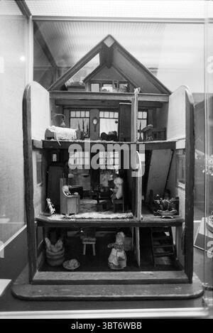 Mostra di giocattoli Oude slot H'stede Giochi e giocattoli Heemstede Paesi Bassi, Whizgle News, Dutch Desk, Paesi Bassi, 1950 - 2000 il 04-07-1979. Questi argomenti sono mostrati nell'immagine. La scena presenta una casa delle bambole meticolosamente realizzata, presentata all'interno di una vetrina che ne mette in risalto il design intricato. La casa delle bambole è divisa in più stanze, ognuna delle quali offre uno scorcio di una vita domestica in miniatura. L'esterno sfoggia un'affascinante estetica vintage con un tetto inclinato e dettagli in legno che suggeriscono un'epoca passata. All'interno, le pareti della casa delle bambole sono dipinte in toni tenui, mentre Foto Stock