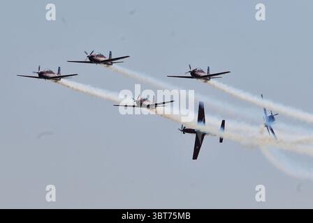 5 settembre 2019, Giacarta, Giacarta, Indonesia: Il Jupiter Aerobatic Team dell'aeronautica indonesiana si esibisce durante una cerimonia in occasione della 74a giornata delle forze armate nazionali indonesiane, presso la base dell'aeronautica militare di Halim Perdanakusuma a Giacarta, Indonesia, 5 ottobre 2019 (immagine di credito: © Dasril Roszandi/ZUMA Wire) Foto Stock