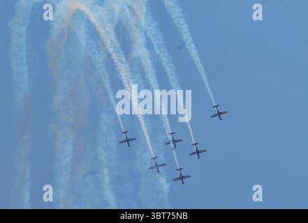 5 settembre 2019, Giacarta, Giacarta, Indonesia: Il Jupiter Aerobatic Team dell'aeronautica indonesiana si esibisce durante una cerimonia in occasione della 74a giornata delle forze armate nazionali indonesiane, presso la base dell'aeronautica militare di Halim Perdanakusuma a Giacarta, Indonesia, 5 ottobre 2019 (immagine di credito: © Dasril Roszandi/ZUMA Wire) Foto Stock