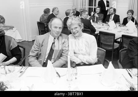 Apertura del ristorante Groenendaal Lennepzaal, Whizgle News, Dutch Desk, Paesi Bassi, 1950 - 2000 al 27-03-1985. Questi sono gli elementi dell'immagine. La scena è ambientata in un'elegante area da pranzo, dove un gruppo di individui è riunito intorno a lunghi tavoli. L'atmosfera trasuda un senso di raffinatezza e calore. I tavoli sono ricoperti da tovaglie bianche e ogni ambiente include vetreria scintillante, tovaglioli ben piegati a forma di triangoli e posate lucide, che riflettono la luce soffusa dell'ambiente. In primo piano, due individui sono S. Foto Stock