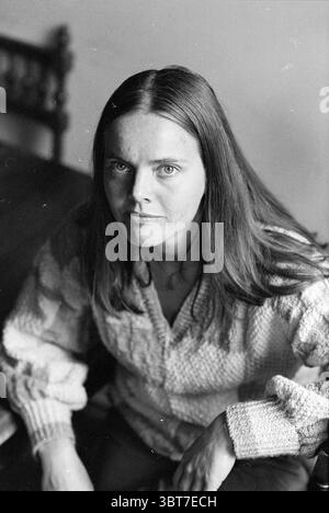La bibliotecaria Ritratto Agnes Klitsie istituì il primo comitato delle opere per le biblioteche Alkmaar Library. Alkmaar, Whizgle News, Dutch Desk, Paesi Bassi, 1950 - 2000 il 13-07-1980. L'immagine mostra questi argomenti. Una donna è seduta in una posa rilassata ma introspettiva, il suo sguardo è diretto leggermente fuori dalla telecamera. Ha capelli lunghi e lisci che cadono dietro le spalle, incastrando il suo volto. La sua espressione trasmette un mix di contemplazione e forza, con occhi perforanti che attirano l'attenzione. Indossa un maglione a maglia, caratterizzato dal suo aspetto morbido e strutturato, con fili chiari e scuri interwo Foto Stock