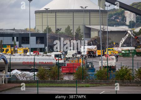 5 ottobre 2019, Rouen, Francia: Una settimana dopo che un incendio ha devastato lo stabilimento di Lubrizol a Rouen, il fumo proviene ancora dal sito dello stabilimento. Permangono incertezze sulle conseguenze della combustione di sostanze chimiche e dell'inquinamento. In seguito all'incendio del 26 settembre, la raccolta di frutta e verdura è stata vietata in cento comuni della Normandia e dell'alta Francia. (Immagine di credito: © Ania Freindorf/ZUMA Wire) Foto Stock