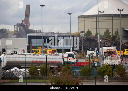 5 ottobre 2019, Rouen, Francia: Una settimana dopo che un incendio ha devastato lo stabilimento di Lubrizol a Rouen, il fumo proviene ancora dal sito dello stabilimento. Permangono incertezze sulle conseguenze della combustione di sostanze chimiche e dell'inquinamento. In seguito all'incendio del 26 settembre, la raccolta di frutta e verdura è stata vietata in cento comuni della Normandia e dell'alta Francia. (Immagine di credito: © Ania Freindorf/ZUMA Wire) Foto Stock