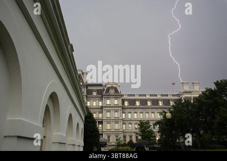 Washington, Stati Uniti. 14 luglio 2025. L'illuminazione colpisce l'edificio dell'ufficio esecutivo della Casa Bianca a Washington il 14 luglio 2025. Foto di Yuri Gripas/ABACAPRESS.COM credito: Abaca Press/Alamy Live News Foto Stock