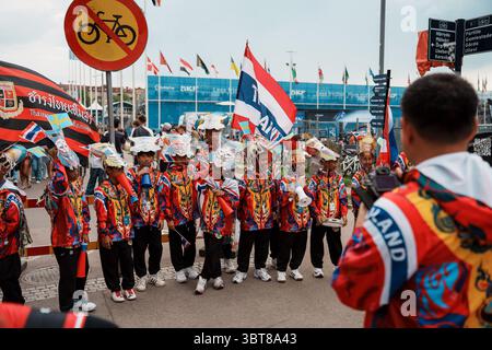 Gothenburg, Svezia. 14 luglio 2025. Gothenburg, Svezia, 7 luglio 2025 i tifosi giovanili thailandesi sono uniti in costumi e maschere nazionali alla Gothia Cup 2025 a Gothenburg, Svezia. (Gabor Baumgarten/SPP) credito: SPP Sport Press Photo. /Alamy Live News Foto Stock