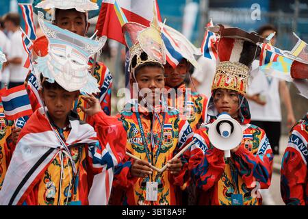 Gothenburg, Svezia. 14 luglio 2025. Gothenburg, Svezia, 7 luglio 2025 i giovani partecipanti thailandesi sono orgogliosi di mostrare simboli nazionali e copricapi tradizionali alla Gothia Cup 2025 di Gothenburg, Svezia. (Gabor Baumgarten/SPP) credito: SPP Sport Press Photo. /Alamy Live News Foto Stock