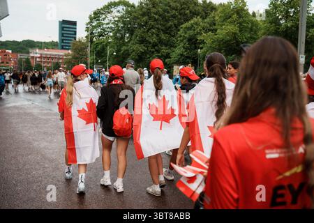 Gothenburg, Svezia. 14 luglio 2025. Gothenburg, Svezia, 7 luglio 2025 i tifosi canadesi drappeggiati nelle bandiere nazionali attraversano la sede durante la Gothia Cup 2025 a Gothenburg, Svezia. (Gabor Baumgarten/SPP) credito: SPP Sport Press Photo. /Alamy Live News Foto Stock