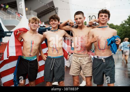 Gothenburg, Svezia. 14 luglio 2025. Gothenburg, Svezia, 7 luglio 2025 quattro giovani tifosi americani posano con una pittura patriottica durante la Gothia Cup 2025 a Gothenburg, Svezia. (Gabor Baumgarten/SPP) credito: SPP Sport Press Photo. /Alamy Live News Foto Stock
