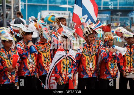 Gothenburg, Svezia. 14 luglio 2025. Gothenburg, Svezia, 7 luglio 2025 i bambini thailandesi vestiti con abiti tradizionali e festivi si riuniscono alla Gothia Cup 2025 di Gothenburg, Svezia. (Gabor Baumgarten/SPP) credito: SPP Sport Press Photo. /Alamy Live News Foto Stock