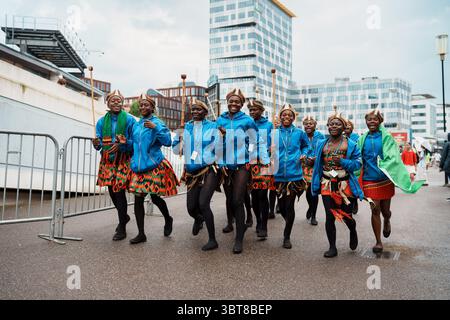 Gothenburg, Svezia. 14 luglio 2025. Gothenburg, Svezia, 7 luglio 2025 gli artisti zambiani marciano insieme indossando gonne vivaci e giacche blu durante la Gothia Cup 2025 a Gothenburg, Svezia. (Gabor Baumgarten/SPP) credito: SPP Sport Press Photo. /Alamy Live News Foto Stock