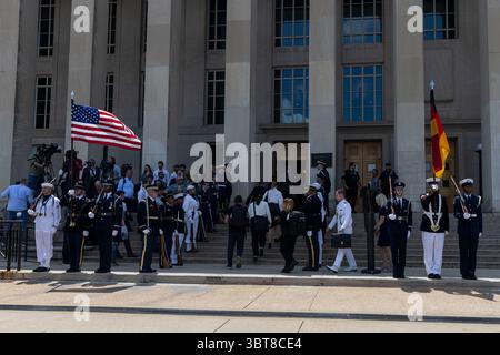 Washington, District of Columbia, USA. 14 luglio 2025. Dipartimento della difesa durante una cerimonia di benvenuto al Pentagono di Washington, il 14 luglio 2025. (Credit Image: © Mehmet Eser/ZUMA Press Wire) SOLO PER USO EDITORIALE! Non per USO commerciale! Crediti: ZUMA Press, Inc./Alamy Live News Foto Stock