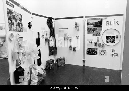 Mostra del museo Pieter Vermeulen. Informazioni su Waste Exhibitions, Whizgle News, Dutch Desk, Paesi Bassi, 1950 - 2000 il 06-12-1985. Questi sono gli elementi dell'immagine. La scena raffigura uno spazio espositivo caratterizzato da una serie di pannelli bianchi disposti per creare sezioni distinte. Questi pannelli sono decorati con vari oggetti e immagini che riflettono un'attenzione particolare al riciclaggio e alla gestione dei rifiuti. Su una parete sono esposti articoli in plastica, come bottiglie e contenitori disposti in modo visivamente accattivante. I colori di questi oggetti variano; alcuni sono traslucidi mentre altri sono opachi, crea Foto Stock