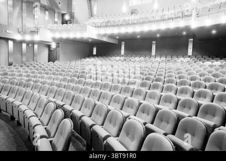 Vari interni. De Meerse Hoofddorp Paesi Bassi, Whizgle News, Dutch Desk, Paesi Bassi, 1950 - 2000 il 27-09-1992. Questi sono gli argomenti nell'immagine. La scena presenta un ampio auditorium caratterizzato da file di lussuose sedute ergonomiche. I sedili sono rivestiti in un tessuto morbido e morbido, possibilmente in tonalità di grigio, che crea un'estetica compatta e discreta. La disposizione rivela una pendenza uniforme dalla parte anteriore a quella posteriore, con i sedili che si elevano gradualmente per offrire una visuale libera dell'area del palco. Ogni riga appare uniforme, con curve delicate che aggiungono un senso di co Foto Stock