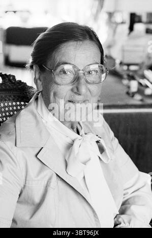 Ritratto Signora Reeser insegnante di musica ritratti persone canto e musica, Whizgle News, Dutch Desk, Paesi Bassi, 1950 - 2000 il 20-09-1979. L'immagine include questi argomenti. La scena presenta una donna anziana seduta comodamente in un interno ben arredato. Ha un'espressione delicata, caratterizzata da morbide rughe che raccontano storie del tempo. I suoi grandi occhiali rotondi riflettono la luce ambientale, sottolineando delicatamente il suo sguardo attento. La donna indossa un blazer di colore chiaro su una blusa bianca, completata da una semplice ed elegante cravatta che aggiunge raffinatezza. I suoi capelli sono ben modellati, Foto Stock