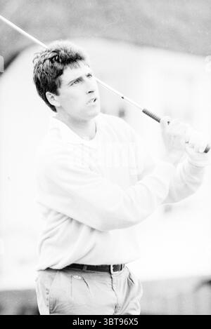 KLM apre varie registrazioni Golf Golf Golf 29-07-1989, Whizgle News, Dutch Desk, Paesi Bassi, 1950 - 2000 il 30-07-1989. Questi argomenti sono mostrati nell'immagine. In questa scena, un golfista maschile viene catturato nel bel mezzo di un swing, caratterizzato da un'espressione mirata mentre guarda con attenzione la palla. I suoi capelli scuri sono leggermente stirati e sfoggia un maglione casual di colore chiaro sovrapposto a una camicia con colletto. Il golfista indossa pantaloni di colore chiaro che completano il suo abbigliamento superiore, creando un look uniforme. Lo sfondo presenta una distesa sfocata di green e forse un sottile accenno di golf Foto Stock