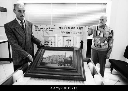 Disimballaggio del dipinto nel Museo Frans Hals Museo Frans Hals Haarlem Groot Heiligland Paesi Bassi, Whizgle News, Dutch Desk, Paesi Bassi, 1950 - 2000 il 05-06-1989. L'immagine contiene questi argomenti. Uno spazio interno ben illuminato presenta due uomini, entrambi in piedi vicino a una grande cassa di legno etichettata con le istruzioni relative al suo contenuto. Il primo uomo, vestito con una tuta a scacchi, possiede un'opera d'arte incorniciata, che mostra il suo comportamento impegnato mentre la presenta. La sua espressione è seria e concentrata, indicativa di orgoglio o cura per il pezzo che sta mostrando. L'illustrazione stessa raffigura una scena dettagliata, pos Foto Stock