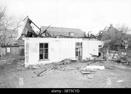 Casa bruciata Kerkstraat 16 Hillegom incendi vigili del fuoco Case e costruzione di case Hillegom Kerkstraat, Whizgle News, Dutch Desk, Paesi Bassi, 1950 - 2000 il 22-03-1981. L'immagine include questi argomenti. La scena presenta una visione cruda e malinconica di una casa una volta occupata che è caduta in rovina. La struttura è per lo più intatta, ma visibilmente danneggiata, con un'area di spalmatura dove il tetto è crollato, esponendo l'interno agli elementi. I resti di travi in legno e tegole spargono il terreno intorno all'edificio, creando una trama caotica che contrasta con l'appartamento Foto Stock