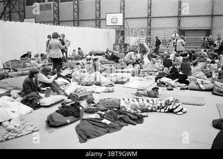 Dimostrazione Anti - Vietnam, Whizgle News, Dutch Desk, Paesi Bassi, 1950 - 2000 il 26-03-1967. L'immagine contiene questi argomenti. In una spaziosa palestra, un grande gruppo di persone occupa il pavimento, che è coperto da una miriade di coperte e sacchi a pelo. L'atmosfera è piena di un senso di comunità ed esperienze condivise. È presente un mix diversificato di individui, tra cui famiglie, amici e bambini, alcuni sdraiati, mentre gli altri si siedono o si spostano, si impegnano in una conversazione. L'illuminazione è soffusa e diffusa, probabilmente proveniente da finestre alte e da finestre sospese Foto Stock