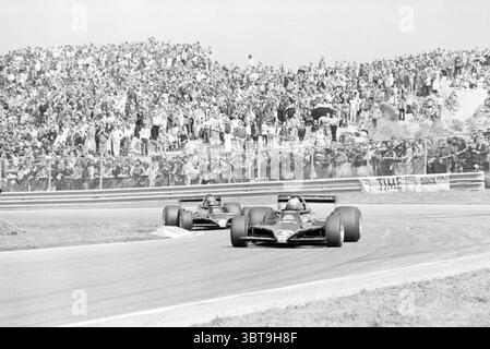 Grand Prix Zandvoort Grand Prix, Whizgle News, Dutch Desk, Paesi Bassi, 1950 - 2000 il 27-08-1978. Questi argomenti sono mostrati nell'immagine. La scena cattura un momento intenso in un evento motoristico, con due auto da corsa che navigano abilmente su una pista tortuosa. I veicoli, adornati da livree da corsa, presentano un design elegante e aerodinamico, che enfatizza velocità e precisione. Un'auto è leggermente più avanti, il suo conducente è tirato sopra il volante, concentrandosi sulla strada che precede. Sullo sfondo, una folla entusiasta è densamente affollata, mostrando un vivace arazzo di volti ed espressioni Foto Stock
