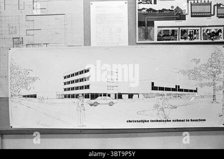 Disegno della Christian Technical School di Haarlem Haarlem Paesi Bassi, Whizgle News, Dutch Desk, Paesi Bassi, 1950 - 2000 il 04-01-1972. Questi argomenti vengono visualizzati nell'immagine. La scena presenta un'illustrazione monocromatica del design di un edificio, che mostra un concetto architettonico moderno. La struttura si compone di più livelli, caratterizzati da grandi finestre rettangolari che migliorano l'atmosfera aperta e ariosa. Il design complessivo è angolare e geometrico, che enfatizza la simmetria. Intorno all'edificio sono presenti elementi paesaggistici minimalisti, come alberi con ampie tettoie. Gli alberi fr Foto Stock