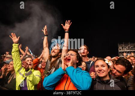Trencin, Slovacchia. 13 luglio 2025. I tifosi fanno il tifo durante l'ultimo giorno del festival Pohoda 2025 all'aeroporto di Trencin. Il Pohoda Festival è il più grande festival musicale estivo all'aperto. Credito: SOPA Images Limited/Alamy Live News Foto Stock