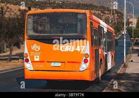 Santiago, Cile - 19 aprile 2023: Trasporto pubblico Transantiago, o Red metropolitana de Movilidad, autobus sulla linea D08 Foto Stock