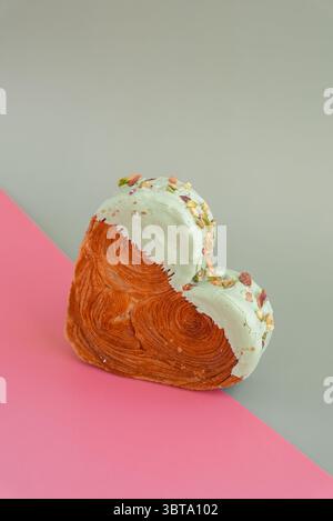 Due biglietti d'auguri colorati per San Valentino, deliziosi croissant freschi e conditi con Ganache dal sapore colorato. Creazione di una panetteria a forma di cuore unica. Un regalo d'amore per le feste di pasta sfoglia. Copia spazio Foto Stock