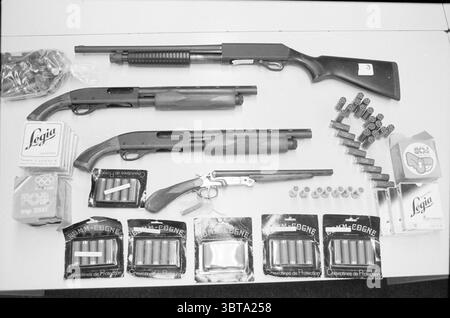 Scoperta delle armi polizia Lisse polizia armi famiglia cresti Lisse, Whizgle News, Dutch Desk, Paesi Bassi, 1950 - 2000 il 06-04-1989. L'immagine contiene questi argomenti. La scena presenta una varietà di armi da fuoco disposte su una superficie piatta e di colore chiaro. Ci sono diversi fucili ben esposti, con design distintivi e lunghezze variabili. Tra questi, un classico fucile a pompa si distingue per il suo elegante canna nera e il suo stock. Gli altri fucili appaiono più moderni e snelli. Intorno alle armi da fuoco ci sono diverse scatole di munizioni, con colori vivaci e audaci e riconoscimenti Foto Stock