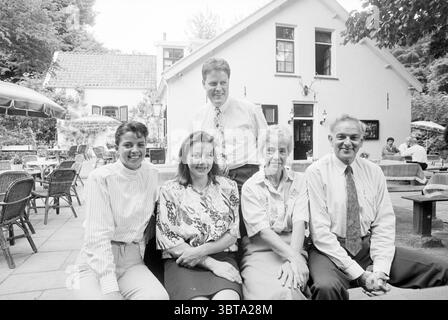 Ristorante Kraantje Lek Overveen Overveen Duinlustweg, Whizgle News, Dutch Desk, Paesi Bassi, 1950 - 2000 il 08-06-1992. L'immagine contiene questi argomenti. La scena presenta un gruppo di cinque persone sedute a stretto contatto, che presentano un senso di cameratismo. In primo piano, una donna sulla sinistra indossa un outfit elegante con righe verticali, che valorizza la sua eleganza. Accanto a lei, un'altra donna vestita con un top floreale irradia calore, donando colori vivaci alla scena. Alla sua destra, una donna anziana con una camicia di colore chiaro trasuda un comportamento amichevole, mentre un uomo in un bianco frizzante Foto Stock