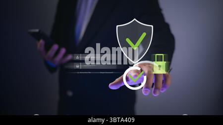 Uomo d'affari che utilizza un'interfaccia virtuale con schermo di sicurezza, icone di blocco e controllo, garantendo protezione dei dati e privacy, e accesso sicuro. Concetto di cyber Foto Stock