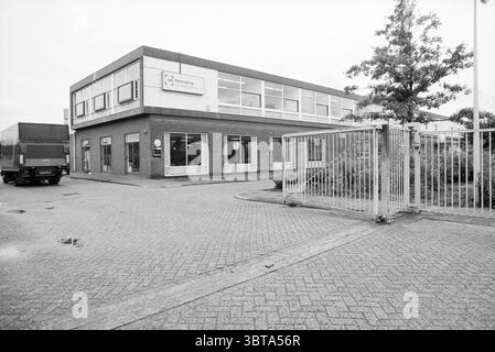 Exterior UCB Packaging The Netherlands BV (creata nel 1993 dalla fusione di Ruys Foliën e Strabo Verpakkingen BV). Nel 1996 il nome sarebbe stato cambiato in Amcor Flexibles the Netherlands BV. Waarderpolder Haarlem Paesi Bassi, Whizgle News, Dutch Desk, Paesi Bassi, 1950 - 2000 il 28-08-1995. Questi sono gli argomenti nell'immagine. La scena raffigura un edificio industriale caratterizzato dalla sua architettura semplice e rettangolare. Questa struttura a due piani presenta una facciata rivestita in mattoni scuri, con numerose grandi finestre che consentono un'ampia luce naturale. Le finestre sono disposte in una p simile a una griglia Foto Stock