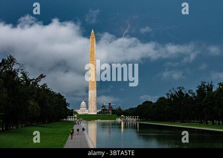 Washington, Stati Uniti. 14 luglio 2025. I fulmini colpiscono il National Mall di Washington DC lunedì 14 luglio 2025. (Foto di Aaron Schwartz/Sipa USA) credito: SIPA USA/Alamy Live News Foto Stock