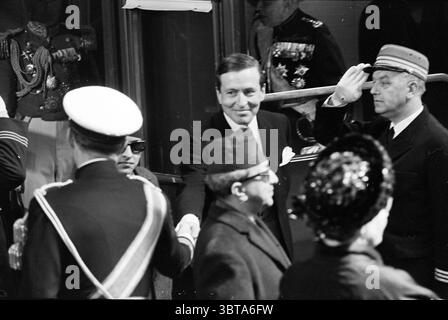 Ricevimento del Re e della Regina del Nepal al C.S. Amsterdam Royal Reception e Royal Visitors Recetions, Whizgle News, Dutch Desk, Paesi Bassi, 1950 - 2000 al 25-04-1967. Questi argomenti sono mostrati nell'immagine. La scena cattura un incontro formale, probabilmente di significativa importanza politica o cerimoniale. Un uomo ben vestito al centro, con un sorriso sicuro, allunga la mano in una stretta di mano, indicando un momento di saluto o di accordo. Indossa un abito che conferisce un'aria di professionalità, mentre il suo comportamento trasuda calore. Intorno a lui ci sono varie figure in abbigliamento militare, ciascuna Foto Stock