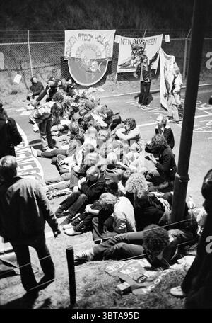 BAN (Break Atomic Chain Netherlands) attua un blocco stradale per impedire che i residui radioattivi provenienti dall'ECN di Petten vengano trasportati su strada fino a IJmuiden, dove saranno spediti per essere scaricati in mare. Dimostrazione. Rifiuti radioattivi. Atomic Waste., Whizgle News, Dutch Desk, Paesi Bassi, 1950 - 2000 il 08-06-1980. Questi argomenti sono mostrati nell'immagine. La scena raffigura un gruppo di individui seduti a stretto contatto sul terreno, formando una linea fitta. Sembrano essere impegnati in una protesta o dimostrazione, come suggerito dai cartelli e dai cartelli sparsi per l'area. Il pe Foto Stock