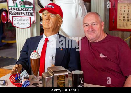 Un turista posa con un manichino di celebrità a grandezza naturale che raffigura il presidente Donald J. Trump al Roadside America Museum di Hillsboro, Texas, USA. Foto Stock