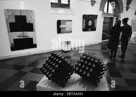 Art line nel Vleeshal Haarlem Grote Markt Paesi Bassi, Whizgle News, Dutch Desk, Paesi Bassi, 1950 - 2000 il 03-11-1995. Questi argomenti vengono visualizzati nell'immagine. La scena presenta una galleria d'arte dall'estetica pulita e moderna. Sulle pareti dominano diverse opere d'arte astratte, caratterizzate da forme geometriche e colori contrastanti. I pezzi vanno dai neri e bianchi monocromatici alle tonalità più vivaci, giocando con luce e ombra. Presentano un mix di texture, da superfici lisce a elementi più ruvidi e tattili. In primo piano, un pezzo scultoreo attira l'attenzione. Questa scultura Foto Stock