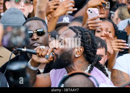 Londra, Regno Unito. 14 luglio 2025. La cantautrice nigeriana Burna Boy si esibisce a centinaia di fan fuori dalla stazione di Kings Cross di Londra, come parte dei regolari eventi open format di DJ AG. Credito: Fotografia dell'undicesima ora/Alamy Live News Foto Stock