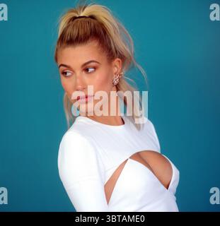 NEW YORK, NY - 5 GIUGNO: Hailey Baldwin agli arrivi esterni per i premi CFDA 2017 all'Hammerstein Ballroom il 5 giugno 2017 a New York City. Persone: Hailey Baldwin Foto Stock