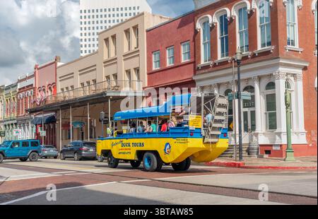 Galveston, USA - 11 luglio 2025: Duck Tours, veicolo anfibio che passa davanti agli edifici storici nel centro di Galveston Foto Stock