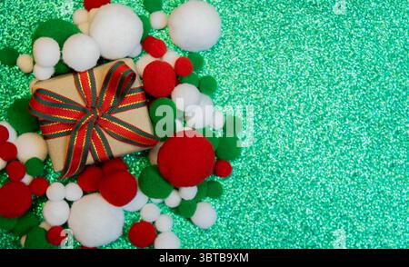Decorazione decorativa sfondo bokeh sfocato. Concetto di sfondo per Natale o Capodanno. Copia spazio, messa a fuoco selettiva. Foto Stock