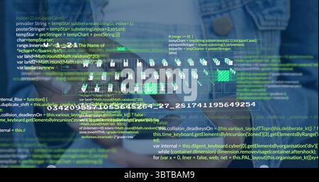 Sviluppatore di software di codifica che indossa magliette in denim utilizzando frammenti di codice fluttuanti e icone di file in ufficio Foto Stock